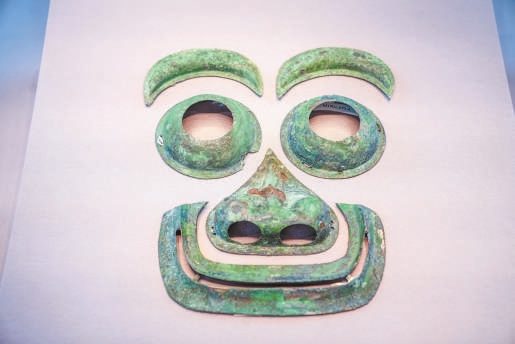 青铜组合人面形饰
