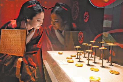 参观预展的游客身着汉服观赏黄金器物，其中涵盖褭蹏金（马蹄金）、麟趾金、金饼等完整品类，纯度高达99%。