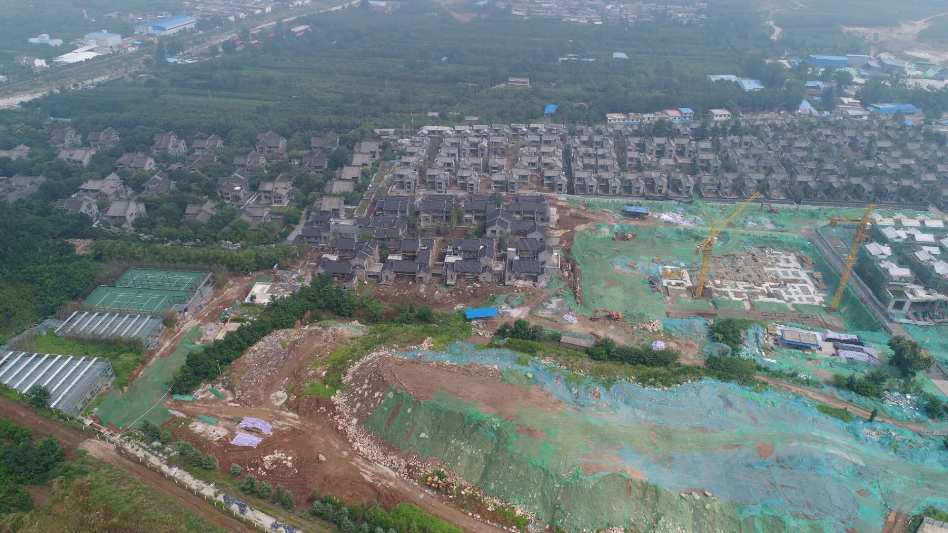 从后山看到,西安院子项目开发完成山体破坏,黄土裸露。