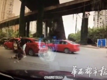 成都女司机被殴细节:两次斗车互相喊话