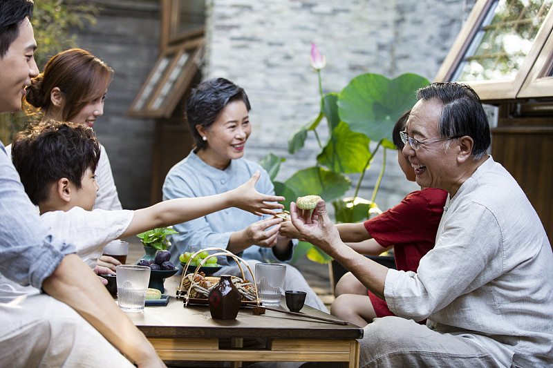 中秋节一家六口团圆聚会吃饭图片下载