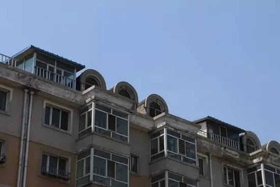 哈尔滨一楼顶私建100平米大棚 居民担心大风掀掉