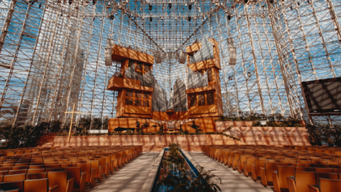 2010年水晶大教堂宣布申请破产保护，一年后，出售给了天主教橘郡教区