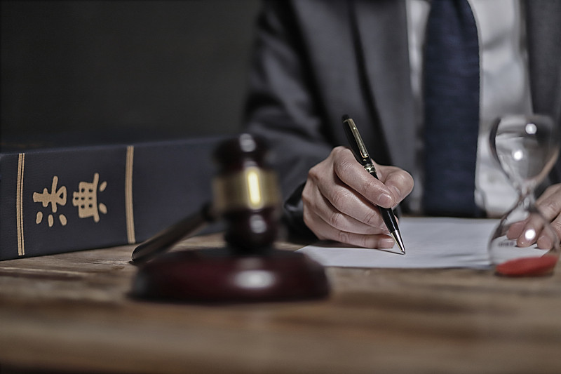 律师在办公室撰写文件图片下载