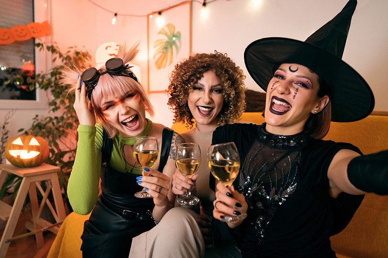 三名年轻女子在万圣节派对上自拍图片下载