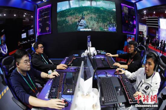 11月8日，在上海举行的首届中国国际进口博览会上，电子竞技相关产品受人关注，参观者现场体验电竞乐趣。/p中新社记者 杜洋 摄