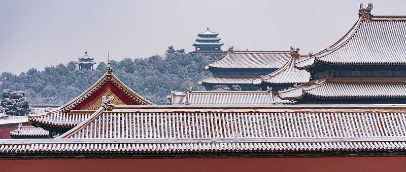 初雪落朱墙图片下载