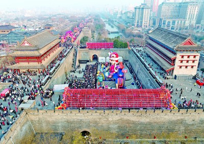 春节假期,游客在西安城墙永宁门观光游览。新华社发