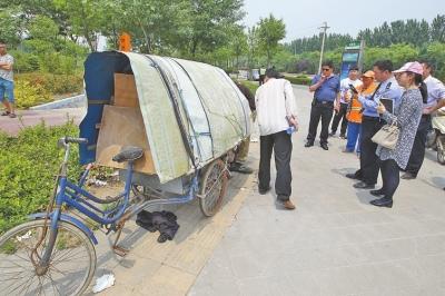 这辆三轮车就是老大爷的家