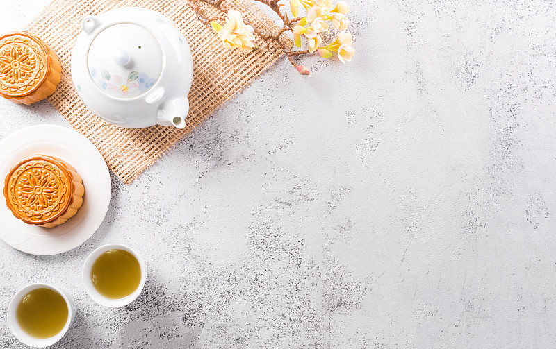中国中秋节的概念是由月饼、茶和梅花在白石背景上构成的。图片下载
