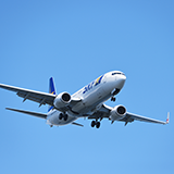 私がSFC本会員、旦那がSFC家族カードを所持しています。 子供がいないので家族カードは年会費がもったいないと考えています。 旦那だけで飛行機に乗る際も3親等登録をしていればラウンジは使用できますか？