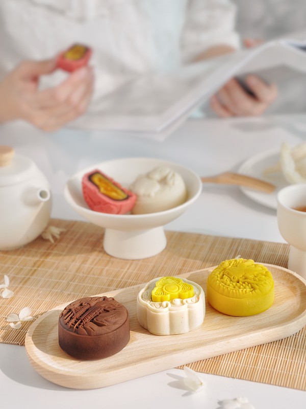 创意月饼燕窝月饼下午茶人场景亮调图片下载