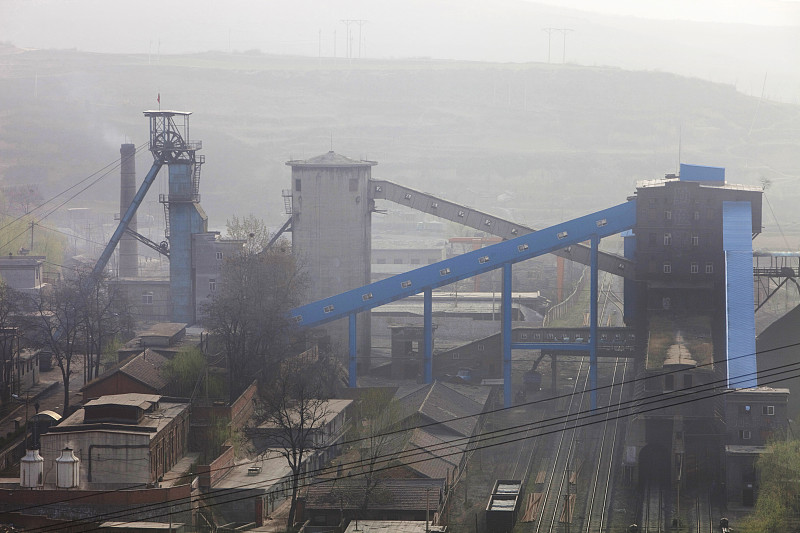 雾霾笼罩着中国山西省通栓附近的一个煤矿。图片下载