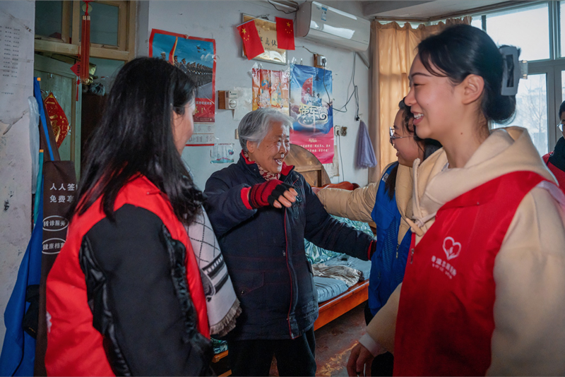 “香溢”志愿者们上门为空巢老人过生日。宋龙华摄