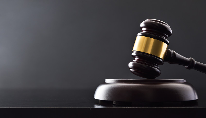 黑色背景上的法官木槌特写图片下载