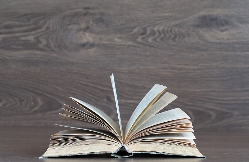 罗马尼亚桌上打开的书本特写图片下载