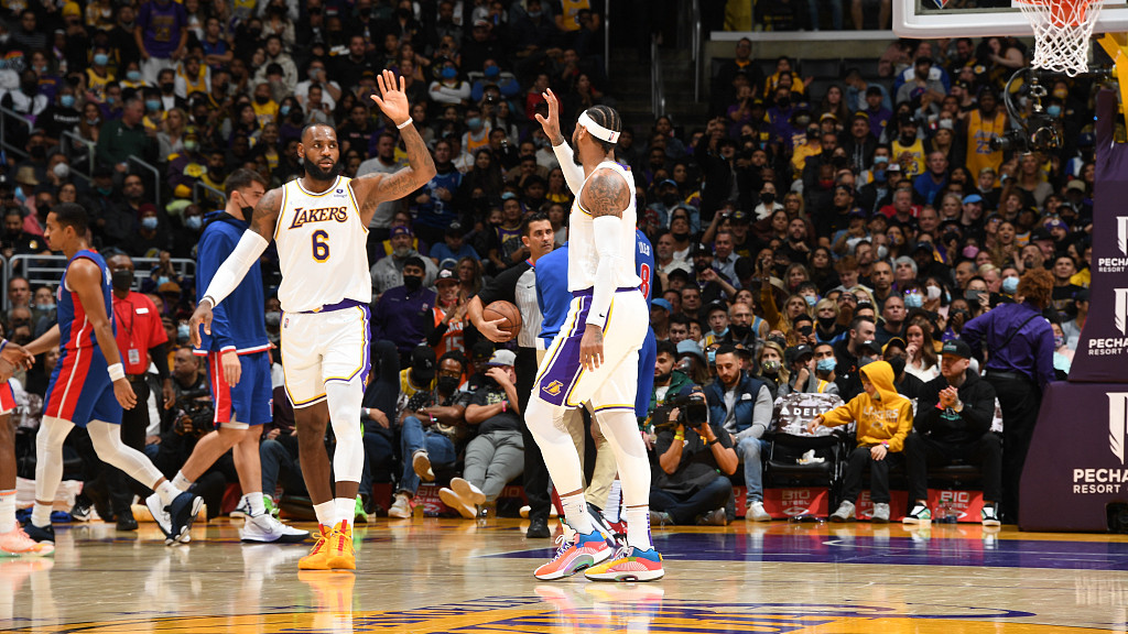 【NBA综述】三巨头合砍82分湖人双杀活塞；勇士掀翻快船