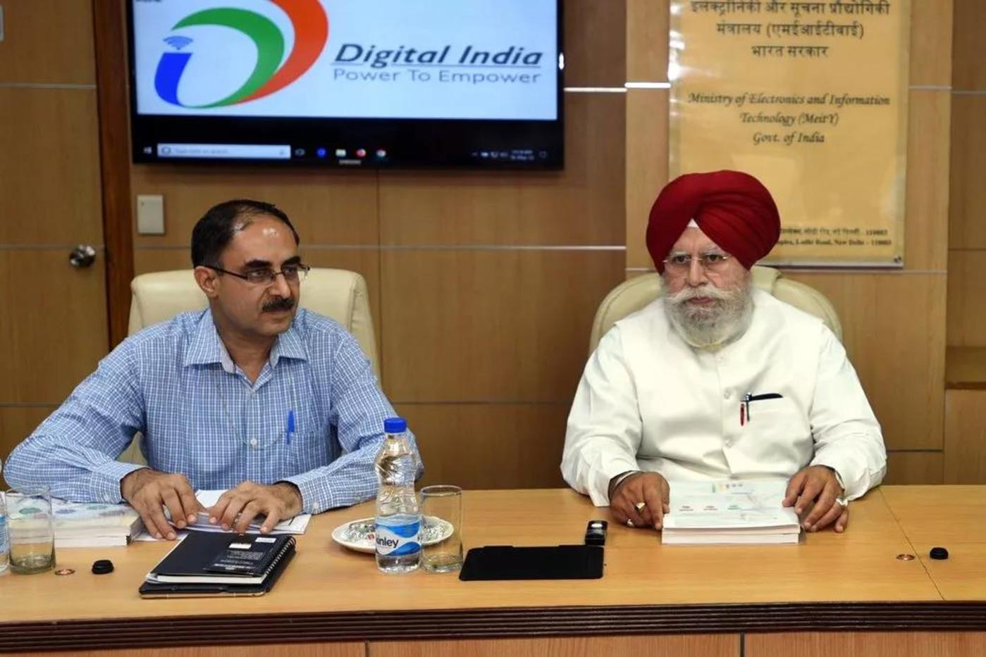 印度信息科技部长Ajay Sawhney(左)说, 政府在科技行业推行更严格的规制, 同时会保持开放的心态