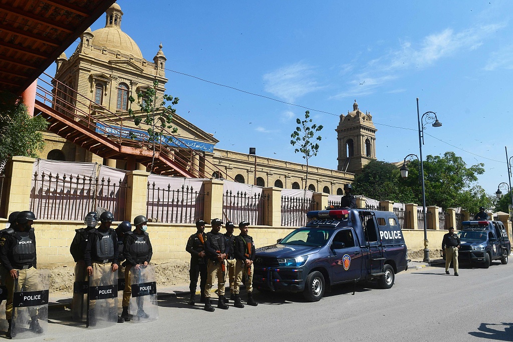 当地时间2024年2月8日，巴基斯坦卡拉奇，全国大选期间，警察在投票站外站岗。（视觉中国）