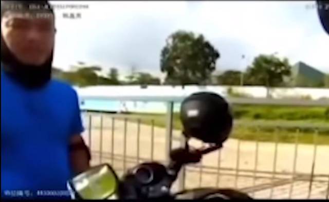 庭审中播放的执法记录仪视频,王勇称自己是“信息学院的老师”