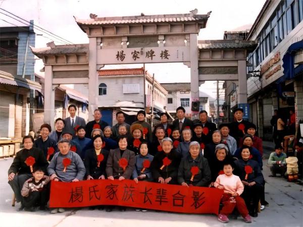 杭州最牛全家福！光60岁以上的就有99个，站凳子上才能把人拍齐……