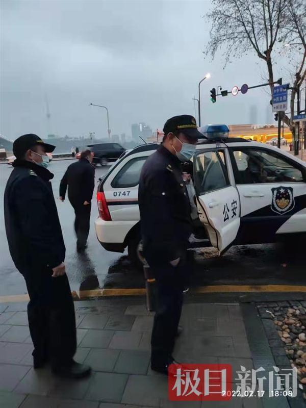 男子持弹弓“打鸟”玩,城管路长没收“作案”工具