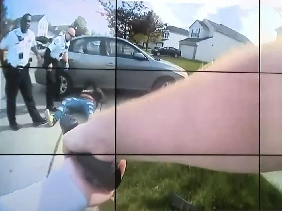 “黑命贵”大结局 拜登给6岁女孩跪了 公开承认：美国灵魂上有污点