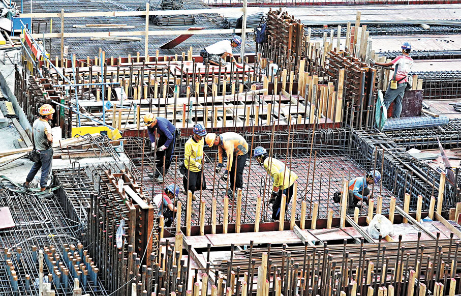 ●特區政府發展局昨日公布四項新規定，旨在保障外勞權益，制止代理人剝削外勞薪資。 資料圖片