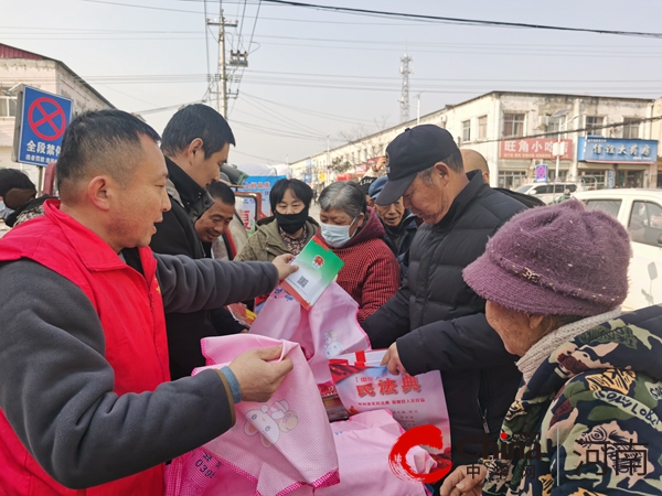 普法教育你我他 法治春联进万家——遂平县花庄镇妇联联合镇司法所开展法治宣传活动