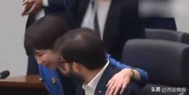 高市早苗搂肩熊抱滑椅子,别人聊天时站中间尬笑!