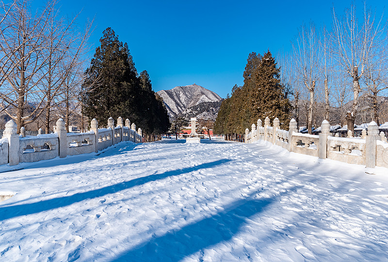冬天雪后北京明十三陵定陵神道桥中轴线图片下载