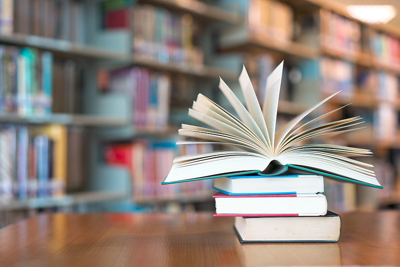 书桌上的堆叠文献文本档案，学校教室书架过道，学术教育学习概念图片下载