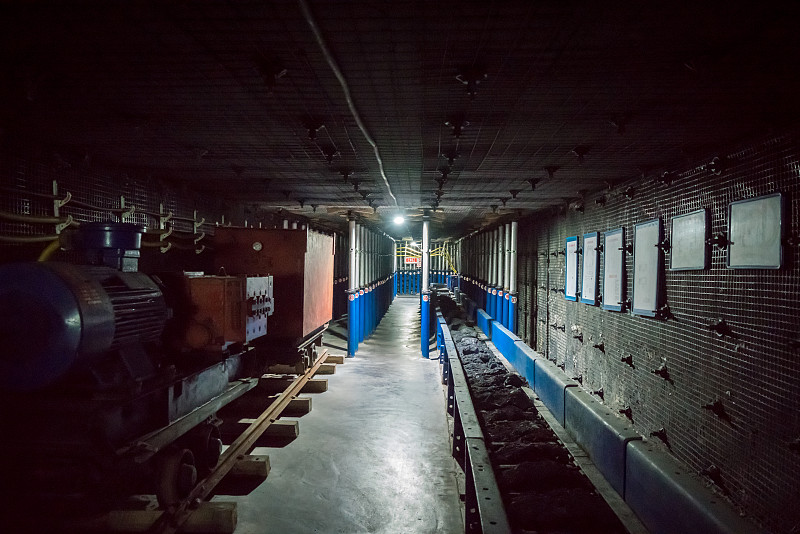 煤矿井下走廊有支撑系统、铁路轨道  掘进设备图片下载