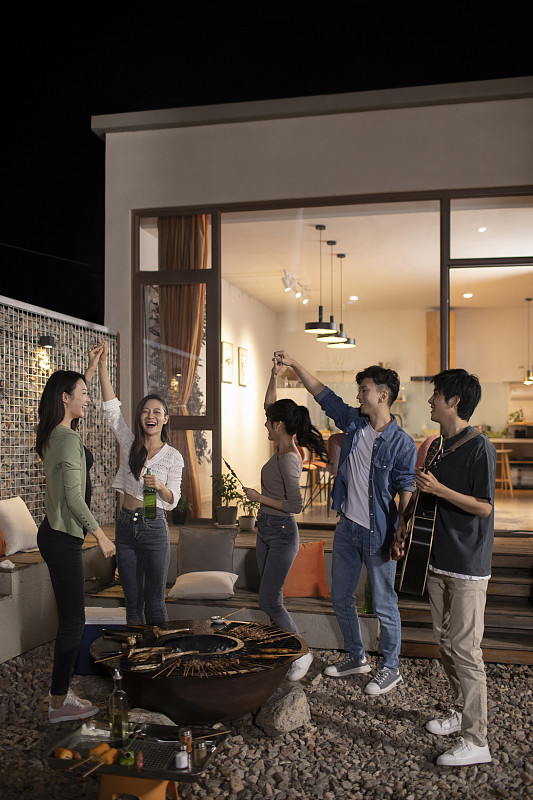 年轻朋友在庭院里烧烤聚餐图片下载