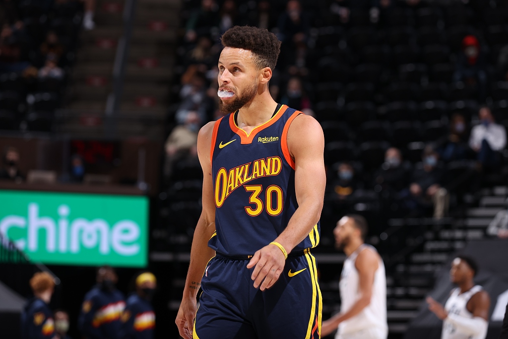 【NBA】综述：湖人轻取公牛重回榜首；库里迎里程碑勇士惨败