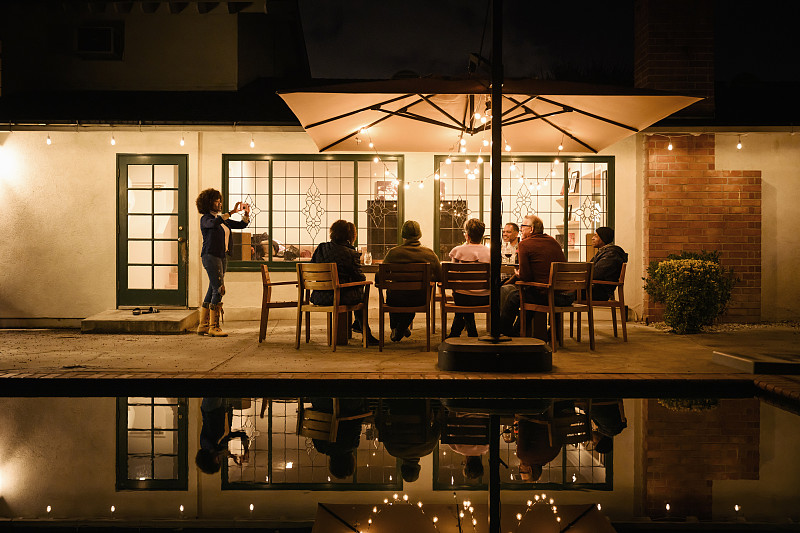 在户外晚宴上拍摄朋友的女人图片下载