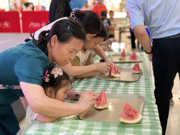 莲花中心星海社区:“亲子普法趣味赛 扫雷西瓜闪电吃”普法进商圈活动 (3)_副本