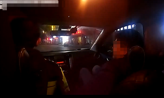 姐弟俩吵架 弟弟被“丢”在高速上:很伤心的,要坐飞机回老家