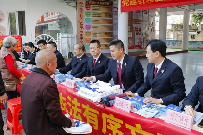 为群众答疑解惑