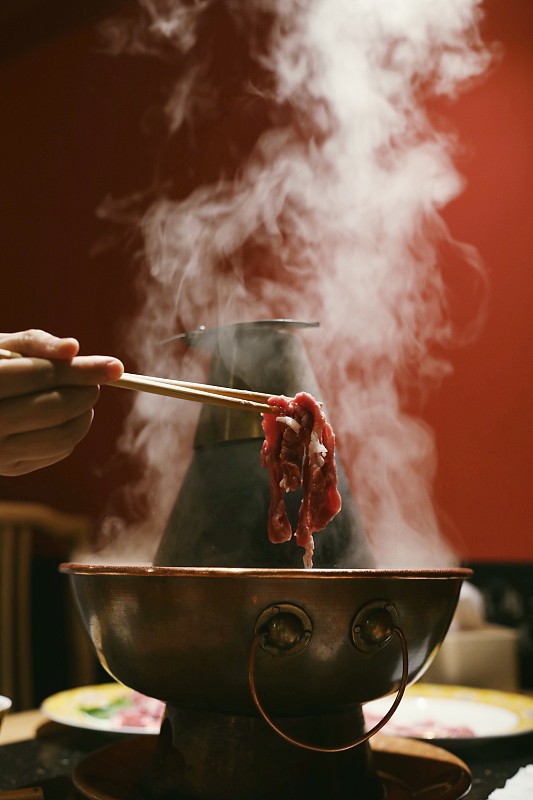 在炉子上准备食物的人的手铜炉火锅冬天图片下载