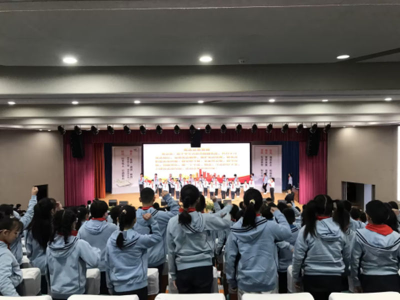 普法志愿者带领学生代表宪法宣誓。