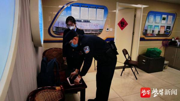 两男子动车上偷偷抽烟触发烟雾报警器，处罚没商量