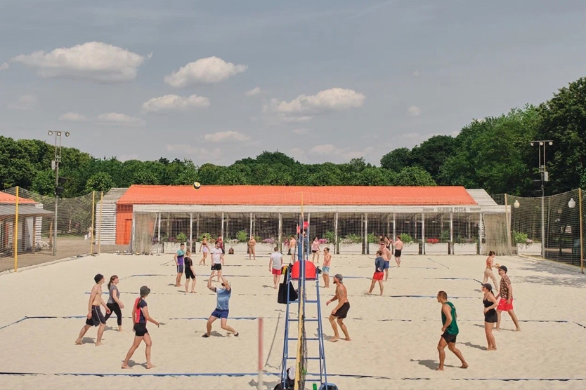 Аттракционы и развлечения в парке Горького: пляжный волейбол
