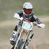 先日、うちの家の前に毎月やってくる、中国人の不燃ゴミ漁りの
人達が、オイルを川に捨てていたので、注意したことがあります。 そして今、自分がバイクを廃棄して、残ったオイルを処分する
ことになったのですが、オイルはどのように処分すれば良いですか？