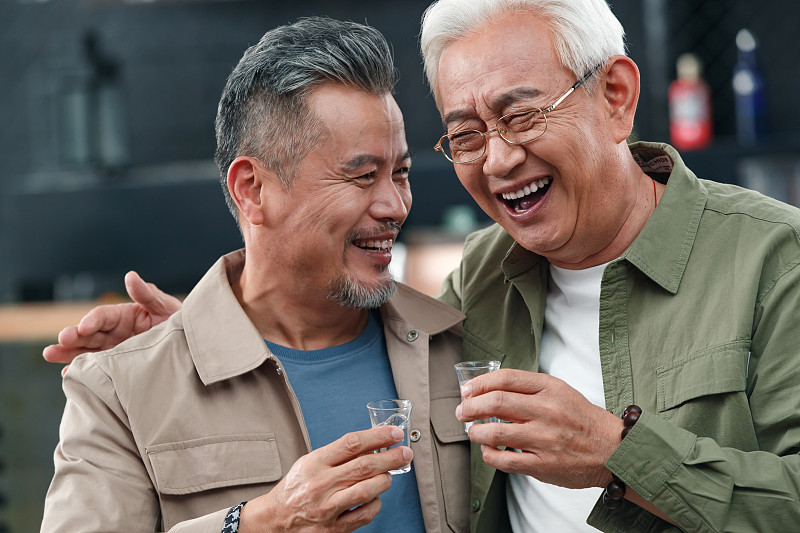 快乐的老哥俩喝酒聊天图片下载