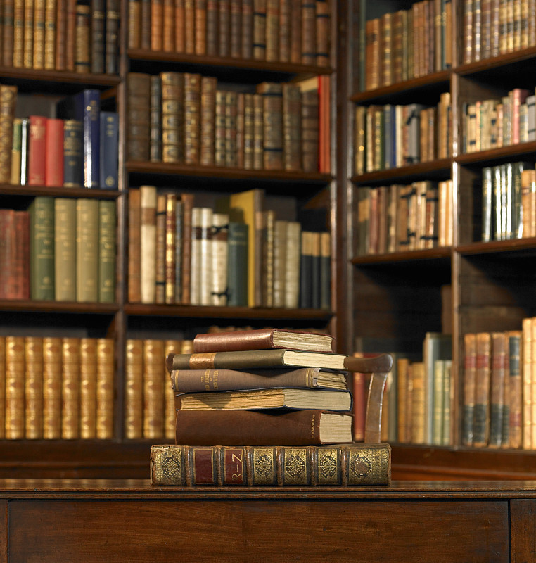 图书馆里的一堆旧书图片下载