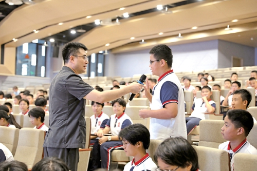 “网红法官”的公平与温暖——记全国“八五”普法中期表现突出个人梁猛