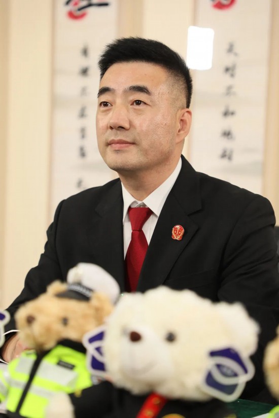 “专业”主播  人民法官